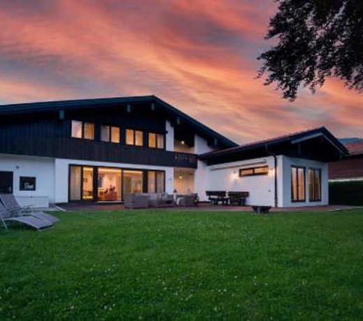 Schmuckstuck am See mit schnellem WLAN, Sauna, Kamin & Fitness