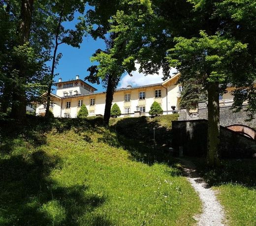 Königliche Villa Appartement mit Balkon