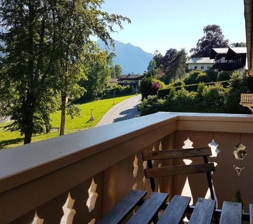 Königliche Villa Appartement mit Balkon