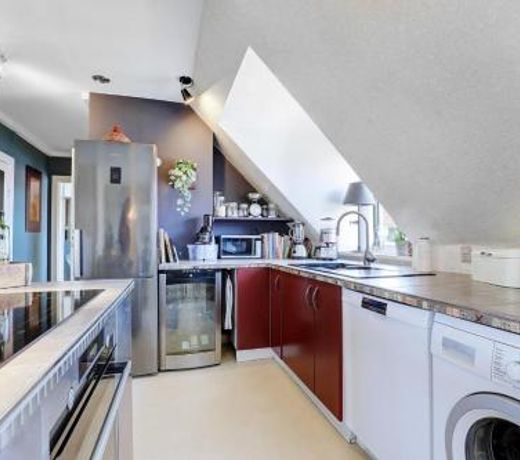 Cosy room in residential part of Copenhagen, with free street parking and shared bathroom