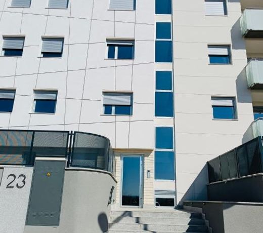 Precioso apartamento en MonzÃ³n con terraza,piscina,parque infantil y parking