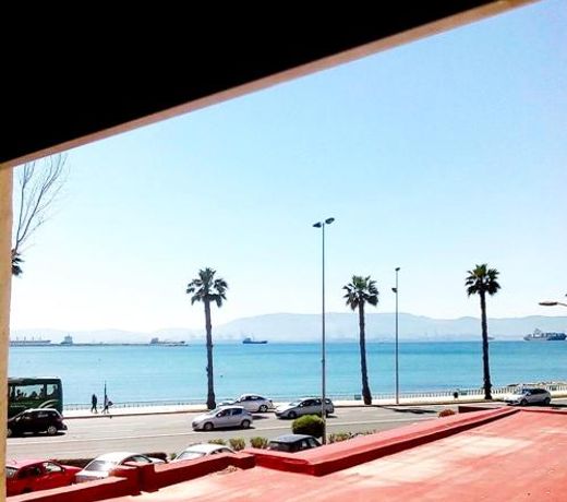 Fantástico apart. en 1°linea playa 5min Gibraltar