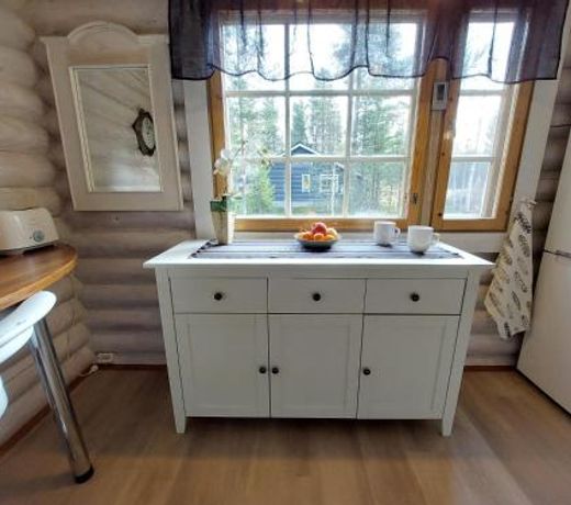 Taianomainen hirsihuvila Levillä