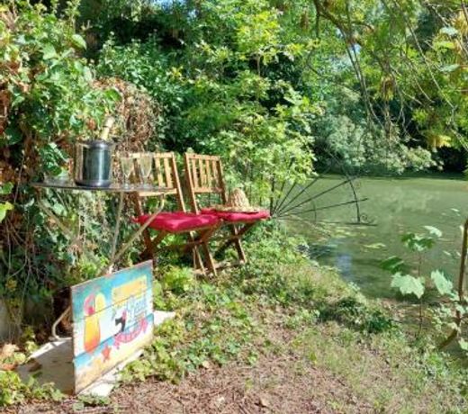 Jacuzzi avec vue sur la rivière l'Yerres
