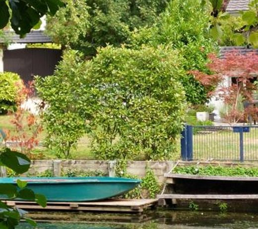 Jacuzzi avec vue sur la rivière l'Yerres