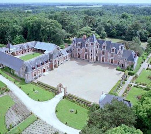 GITE DANINOU; meuble 3 chambres avec terrasse (1er etage du chÃ¢teau) , salon et cuisine ouverte