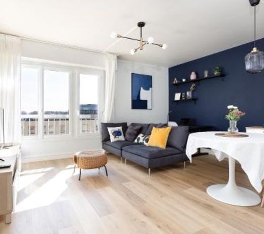 Renovated apartment metro, parking included, near Porte Versaille