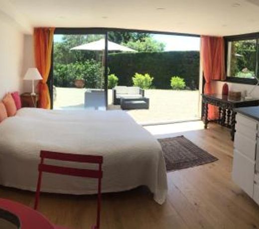 studio 36m2, dans un beau domaine privee au calme.