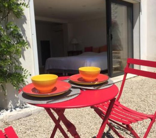 studio 36m2, dans un beau domaine privee au calme.