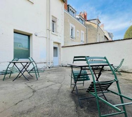 On a quiet corner#Ronsardien Free parking