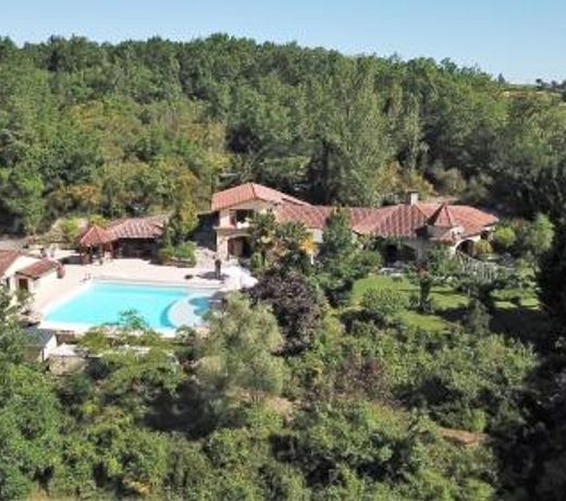 Luxury family villa in the heart of Gascony. Large pool & gorgeous view