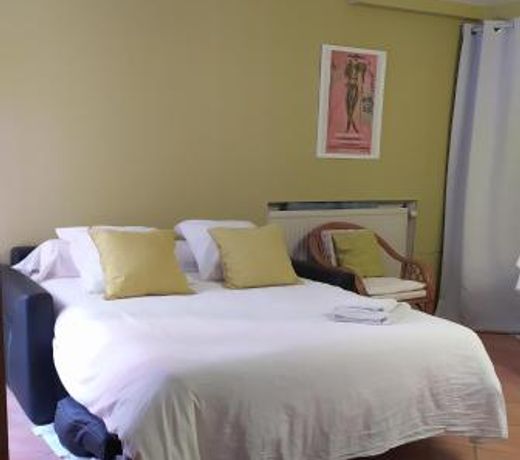 Chambres d'hôtes indépendantes au rez-de-chaussée d'une maison provençale dont une avec cour intérieure
