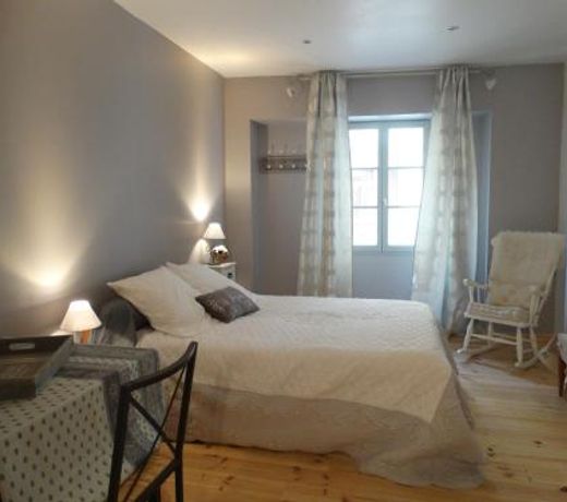 Chambres d'hôtes indépendantes au rez-de-chaussée d'une maison provençale dont une avec cour intérieure