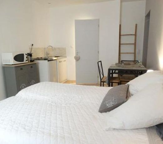Chambres d'hôtes indépendantes au rez-de-chaussée d'une maison provençale dont une avec cour intérieure