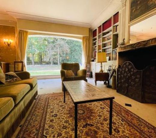 Spacious house in a wooded park enclosed by walls and its swimming pool