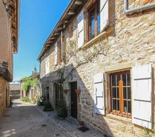 MAISON AU COEUR DU VILLAGE - CALME - TERRASSE