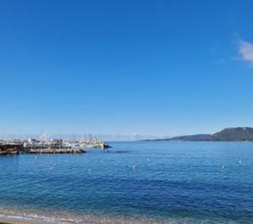 Le standing d'un T2 en bord de mer et du centre du village de Propriano