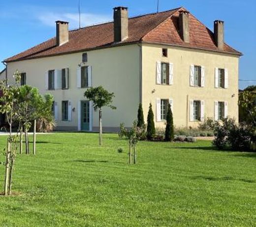 Large House near Marciac & Heated Salt Water Pool