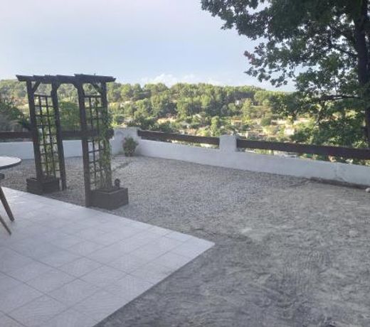 Vue magnifique, jardin et petit cocon en provence
