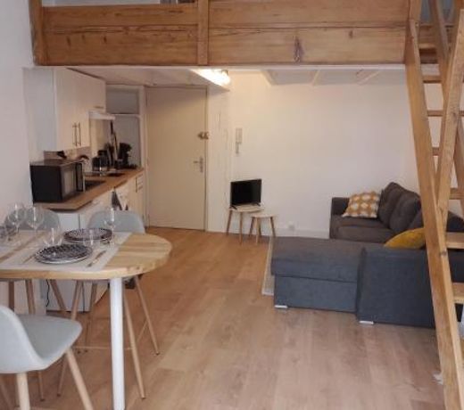 Studio mezzanine hyper centre, au pied du castillet