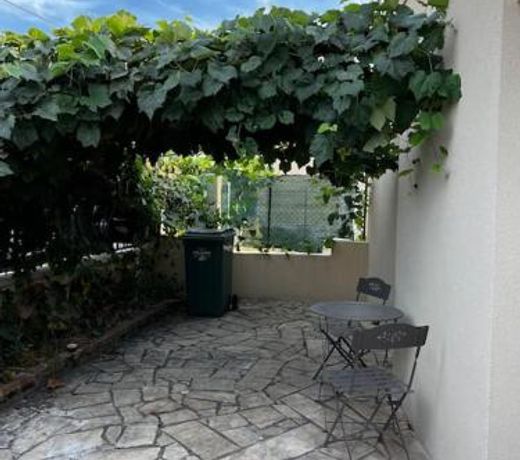 Studio avec terrasse et entree privative.