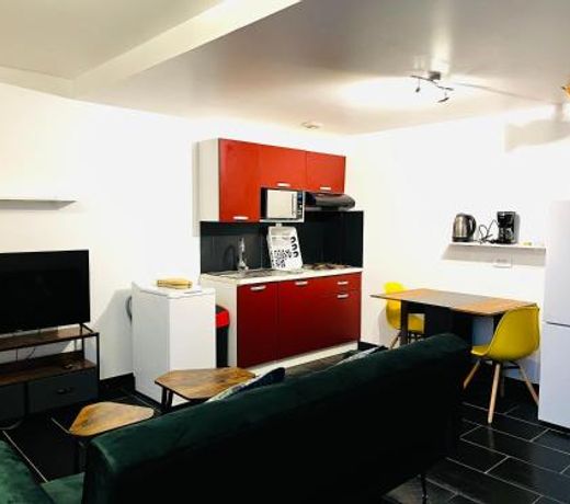 Studio avec terrasse et entree privative.