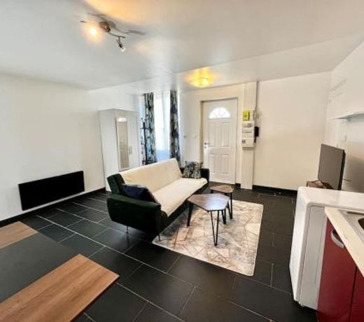 Studio avec terrasse et entree privative.