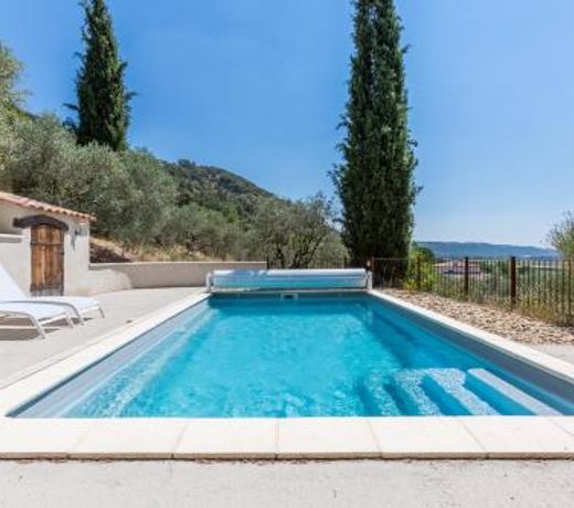 Charming Provencal dovecote with swimming pool
