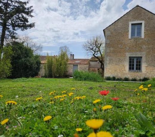 Maison chaleureuse et familiale.