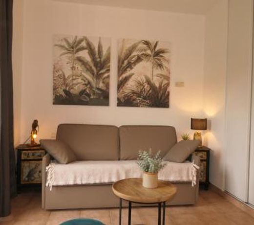 Studio meublé en face du golf côté piscine