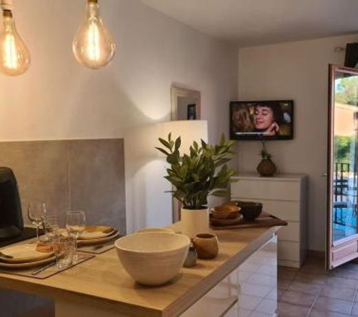 Studio meublé en face du golf côté piscine