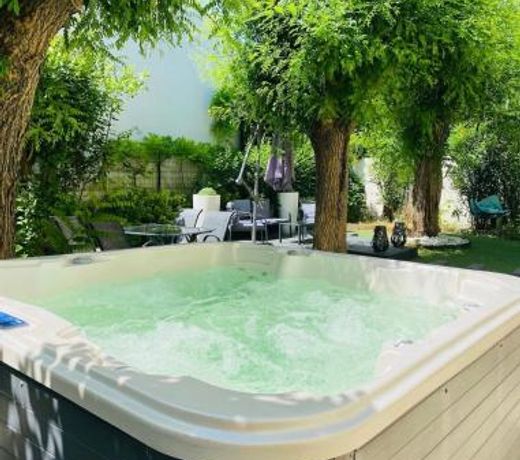 Belle villa Ã  5 mn du centre avec grd jaccuzy