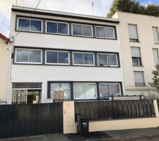 Parking rue gratuit, 10mn metro 8 Paris, Confortable, Renove et Chauffe, Grand lit haut de gamme