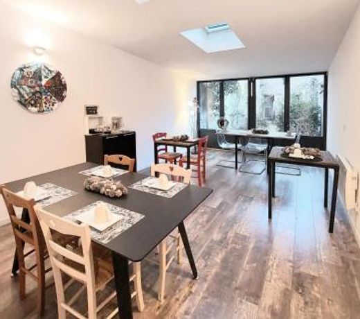 Beautiful home in Magny-en-Vexin with WiFi and 5 Bedrooms