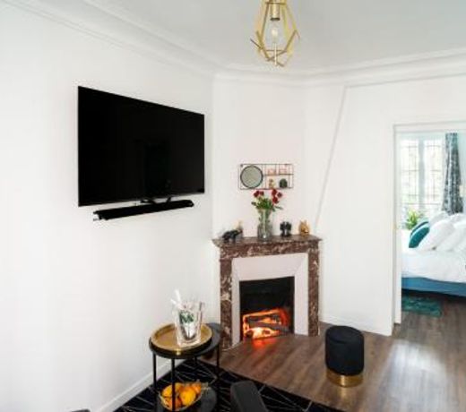 Suite L'éclipse Paris, logement avec jacuzzi, à 10 minutes des Champs Elysées