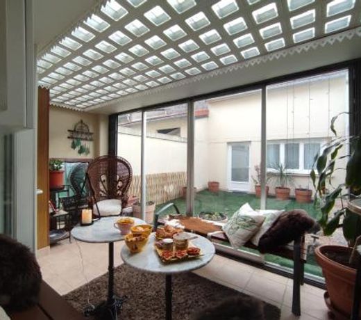 PARIS Authentic House, Entier 1920's House capacity 16 beds, Métro Line 7, Station Pierre et Marie-Curie