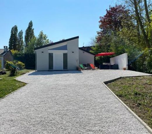 Villa entourée de verdure avec parking privé