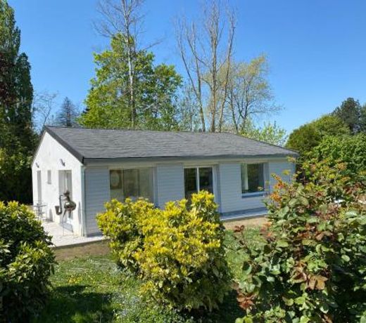 Villa entourée de verdure avec parking privé