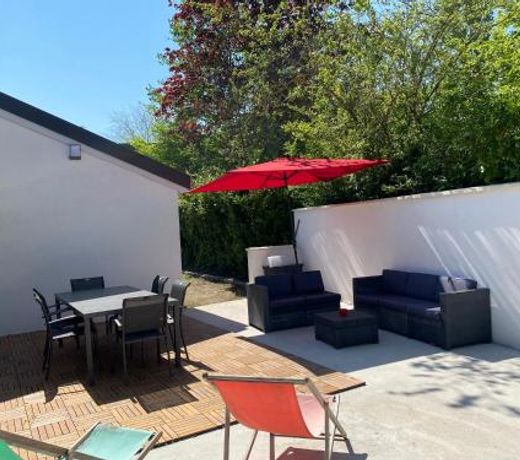 Villa entourée de verdure avec parking privé