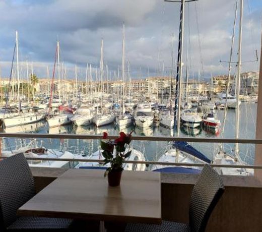 Cap HERMES Vue PORT Studio 30m2 Climatise Piscine