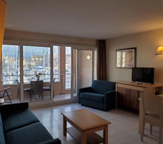 Cap HERMES Vue PORT Studio 30m2 Climatise Piscine