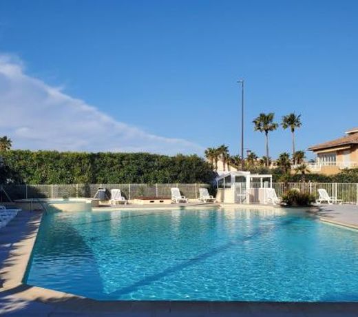 Cap HERMES Vue PORT Studio 30m2 Climatise Piscine