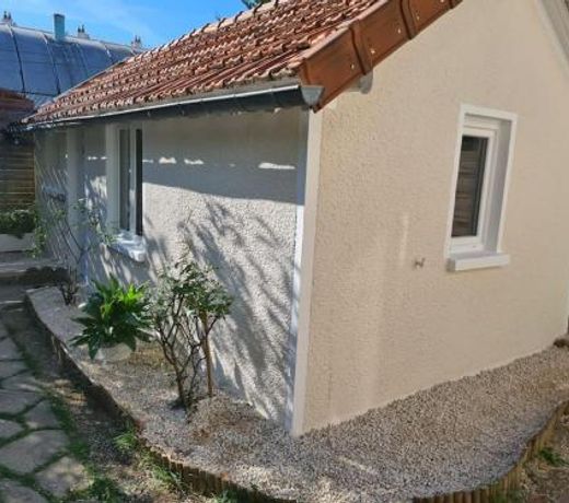 Petite maison cosy dans un jardin.