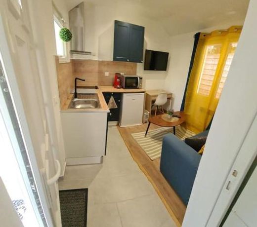 Petite maison cosy dans un jardin.