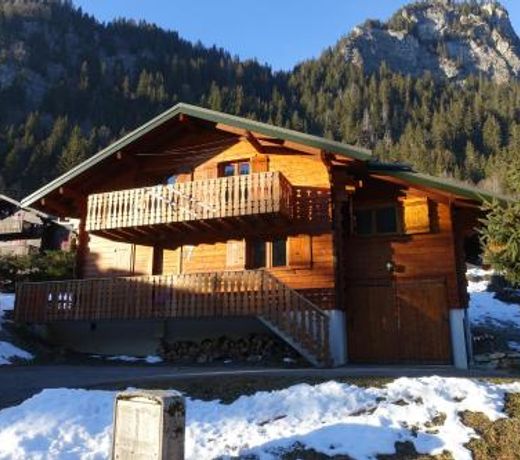 Spacious comfortable chalet close to the ski lifts for 8 persons