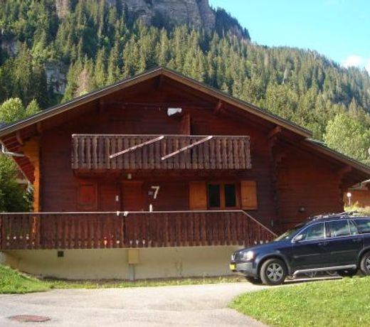 Spacious comfortable chalet close to the ski lifts for 8 persons