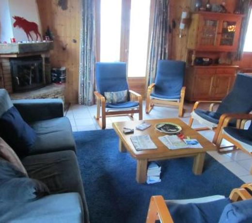 Spacious comfortable chalet close to the ski lifts for 8 persons