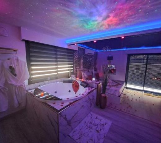 L'Aurore suite de charme, clim jacuzzi, sauna, piscine chauffee cuisine...