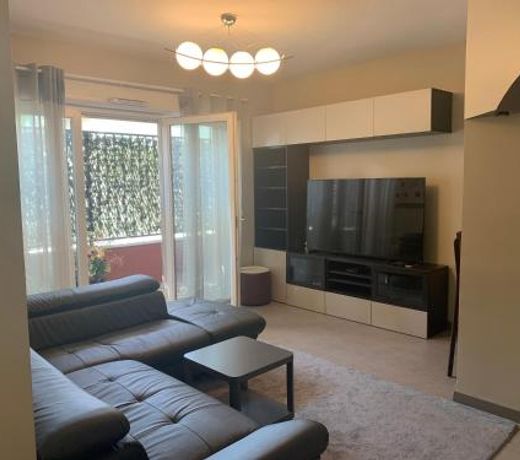 Luxurious Flat in Bondy, (In front of the Train station)