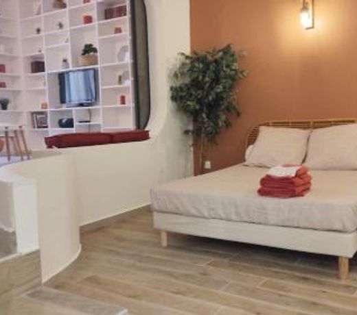 Bastia F1 type loft plein centre, calme, clim, refait à neuf et à 200m du port